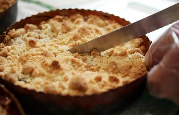   Inspirada em uma torta alemã chamada Streuselkuchen, a cuca é muito consumida no Rio Grande do Sul e se popularizou em muitos outros locais do país. O doce pode ser feito de banana com canela ou então de goiabada e sempre é coberto com uma farofa crocante.