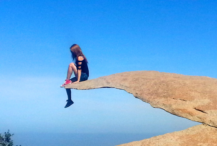 Que aflição essa menina bem na pontinha da pedra em Potato chip rock hike, em San Diego, na Califórnia 
