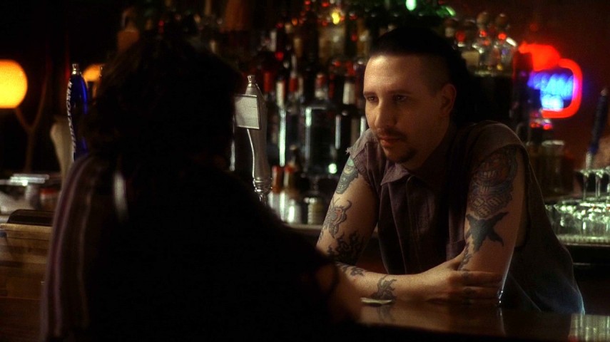 Aqui, Manson aparece sem maquiagem e faz o papel de um bartender