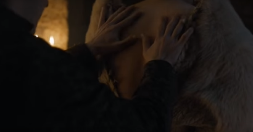  No cenário internacional, a cena do estupro de Sansa (Sophie Turner) em Game of Thrones causou polêmica. Nas imagens, parte da quinta temporada da série, o marido Ramsay Bolton (Iwan Rheon) violenta a mulher em frente a outro personagem odiado por Sansa, Theon Greyjoy (Alfie Allen). Sansa não reage à agressão