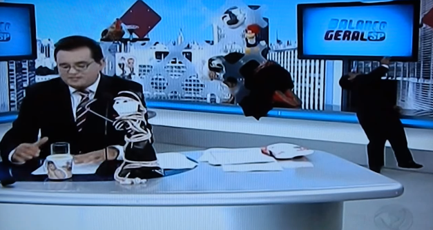 Geraldo Luís apresentava o ‘Balanço Geral’ quando caçoou do diretor do programa, que entrou com áudio no ar: “Você quer repetir o que falou na minha cara? Você sabe por que eu não vim fazer o programa hoje? Eu vim fazer uma reunião com o fã clube do Justin Bieber por causa das coisas que você fala mal dele. Aí eu tenho que vir corrigir as coisas que você fala”, disse ele.
