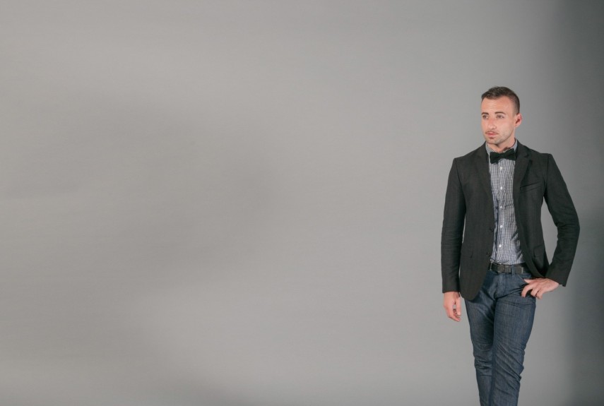  Você não precisa vestir terno e gravata todos os dias, mas o estilo de se vestir diz muito sobre personalidade e higiene. Usar roupas amassadas, para elas, significa que você não dá a mínima para si mesmo. O mesmo se aplica quando o assunto é higiene