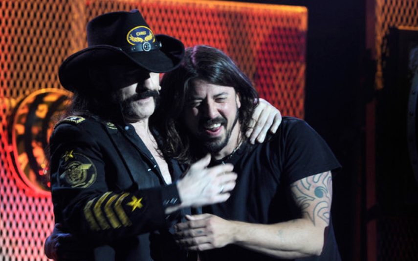 Primeiro de tudo, Grohl era amigão de Lemmy Kilmister, do Motörhead, e tem a aprovação do mestre.