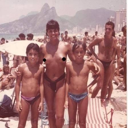 A modelo em registro de topless no Rio de Janeiro