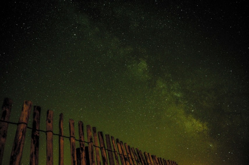 Alugue um quarto de hotel para sair da rotina noturna. Outra opção é organizar um acampamento romântico sob as estrelas