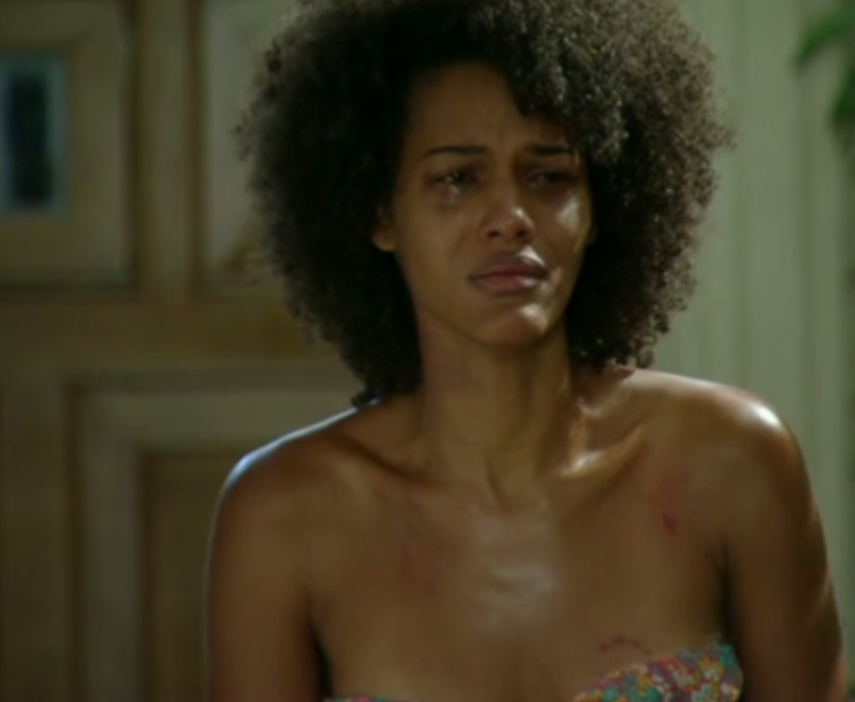  A cena de violência sexual em que três homens atacam a personagem Neidinha (Elina Souza) no Rio de Janeiro, exibida pela novela Em Família, levantou o debate da falta de denúncia por parte das vítimas de estupro. Na trama, a personagem sente vergonha do ocorrido e passa anos sem dividir a história com a filha, que foi fruto do abuso