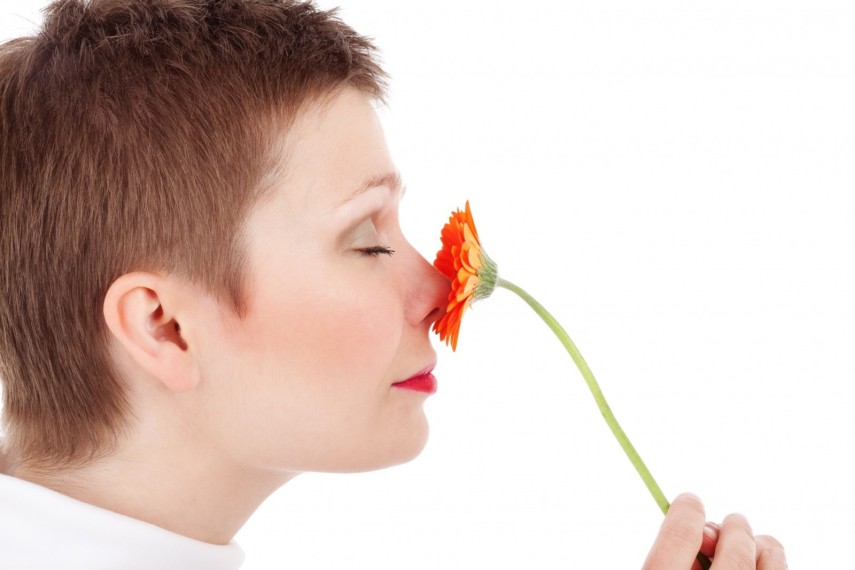 Não exagere! Nada que é demais é bom, e isso vale para perfume, segundo os homens entrevistados pelo site Millennial Lifestyle. Use algumas gotas da sua fragrância preferida, será suficiente para ele se lembrar