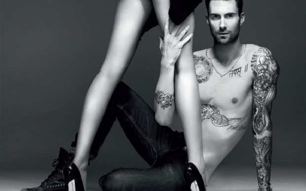 Acho que tá faltando um pedaço do Adam Levine ali no abdôme!