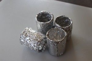 Faça cilindros com papel alumínio