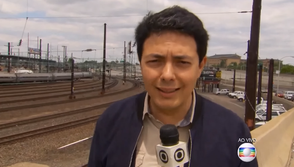 O repórter Alan Severiano, da TV Globo, mostrava um descarrilamento na Filadélfia quando foi repreendido por um policial norte-americano ao vivo: “saia da rodovia”, disse o oficial.