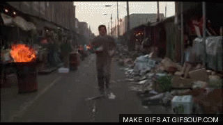 Depois, em ‘Rocky V’ (1990), o lutador se aposenta, vai à falência e volta a morar nos subúrbios de NY. 