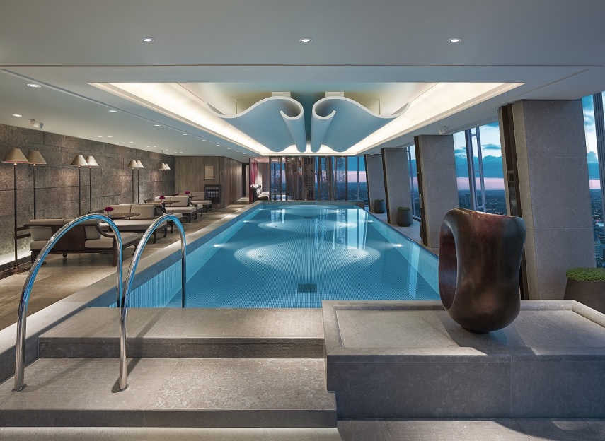 A piscina de 11m fica no 52ºandar do hotel e tem uma vista espetacular para Westminster e a London Eye, em Londres