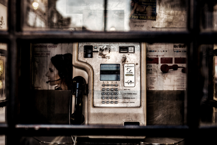  “Se você já é cliente, digite 1 (...) se deseja falar com um de nossos atendentes, digite 9”. As gravações telefônicas fazem o primeiro atendimento e só depois de apertar diferentes números é que, finalmente, a ligação é encaminhada para uma atendente “real”. E a telefonista? A atividade é cada vez mais rara nas empresas. Nem para chamadas de longa distância elas são procuradas, como eram no passado
