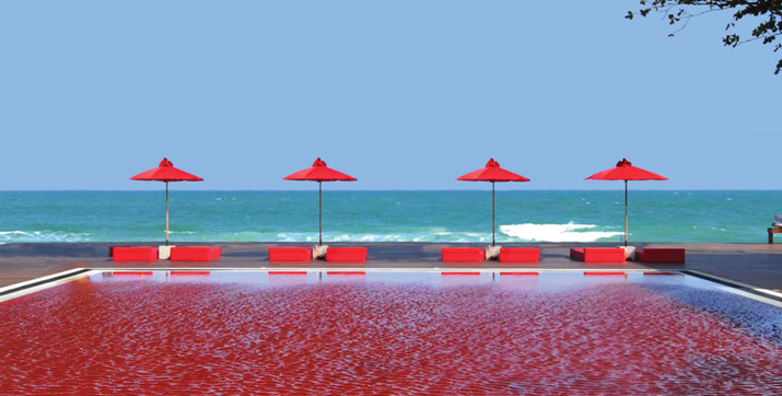 Este hotel boutique premiado por seu design fica na ilha Ko Samui, na Tailândia. Com vista para o mar, esta piscina é feita de pastilhas laranjas, amarelas e vermelhas formando desenhos minimalistas