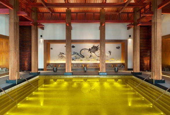 Os azulejos dourados dão o tom das águas desta piscina aquecida chamada Gold Energy. As diárias no St. Regis Resort custam a partir de R$ 441