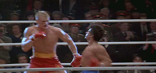 Rocky, bom amigo que é, enfrenta Drago para honrar Apollo, numa luta emocionante na União Soviética