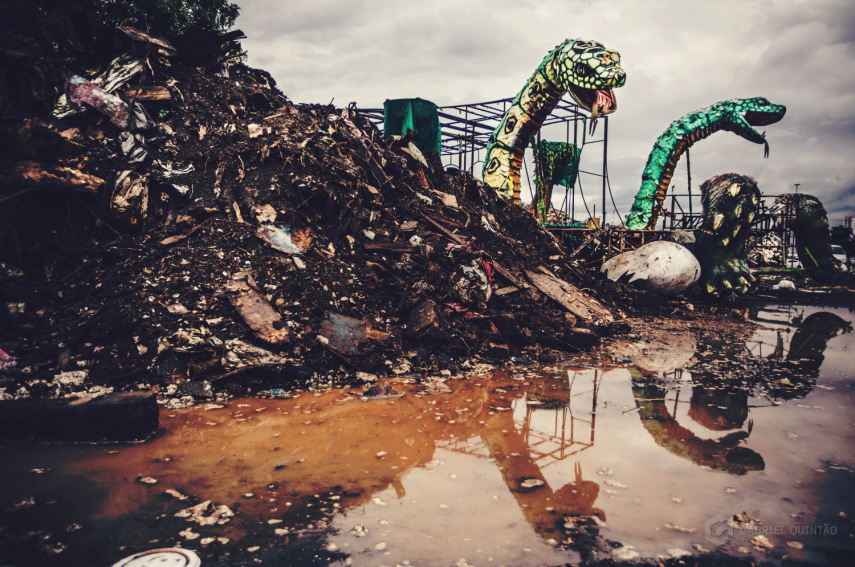 Fotógrafo mostra o triste fim de alguns carros alegóricos após o período de folia