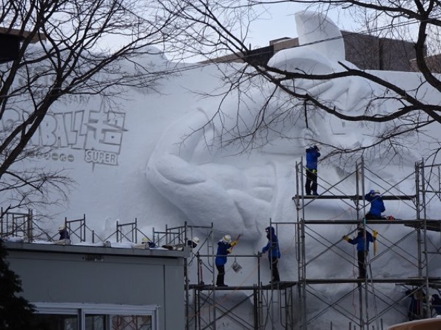 O evento anual Sapporo Snow Festival fez um agrado de peso para os fãs do anime Dragon Ball. Foi exibida nessa quarta-feira (3) uma escultura gigantesca feita em neve com os personagens da nova sequência, chamada Super.  As fotos do site oficial mostram como a escultura começou a ser feita, no dia 7 de janeiro, até sua finalização. Depois de usar tratores para montar esse paredão de neve, os artistas esculpiram os personagens usando pás e espátulas.   A 67ª edição do festival começa nesta sexta e vai até o dia 18 de fevereiro.