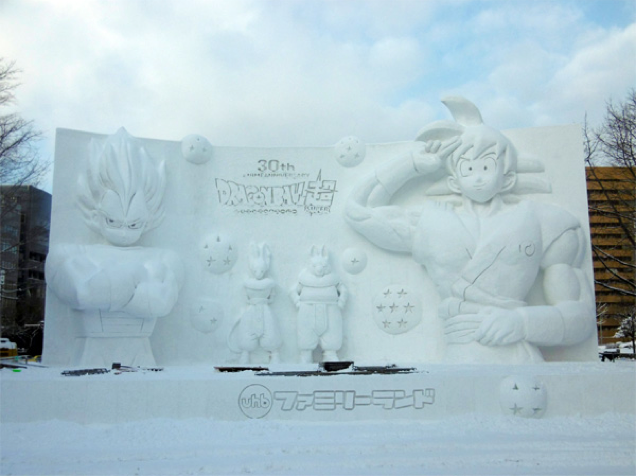 O evento anual Sapporo Snow Festival fez um agrado de peso para os fãs do anime Dragon Ball. Foi exibida nessa quarta-feira (3) uma escultura gigantesca feita em neve com os personagens da nova sequência, chamada Super.  As fotos do site oficial mostram como a escultura começou a ser feita, no dia 7 de janeiro, até sua finalização. Depois de usar tratores para montar esse paredão de neve, os artistas esculpiram os personagens usando pás e espátulas.   A 67ª edição do festival começa nesta sexta e vai até o dia 18 de fevereiro.