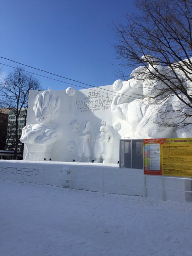 O evento anual Sapporo Snow Festival fez um agrado de peso para os fãs do anime Dragon Ball. Foi exibida nessa quarta-feira (3) uma escultura gigantesca feita em neve com os personagens da nova sequência, chamada Super.  As fotos do site oficial mostram como a escultura começou a ser feita, no dia 7 de janeiro, até sua finalização. Depois de usar tratores para montar esse paredão de neve, os artistas esculpiram os personagens usando pás e espátulas.   A 67ª edição do festival começa nesta sexta e vai até o dia 18 de fevereiro.