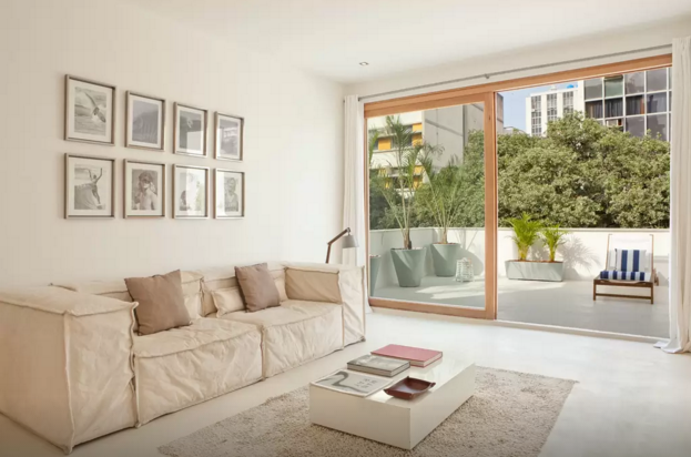 O apartamento fica a quatro quarteirões da praia