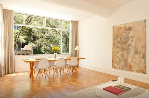 A decoraçao clean com toque mediterrâneo é um dos destaques
