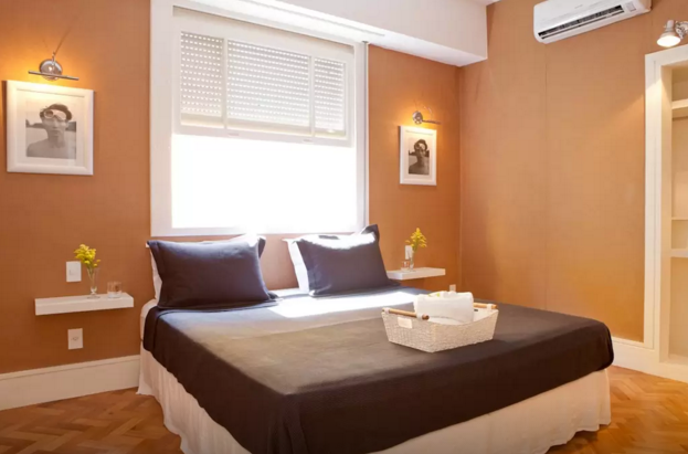 São cinco quartos e espaço para 14 pessoas