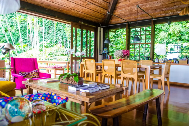 A casa foi construída nos anos 70 e reformada recentemente por um famoso arquiteto. Dá uma olhada na decoração!