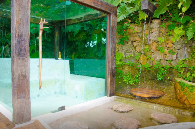 Na foto, o lago artificial e a sauna