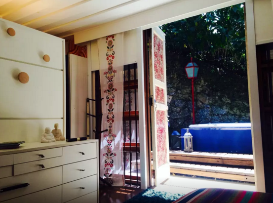 São três quartos, seis banheiros e esta jacuzzi na varanda de um dos dormitórios. Chato, né?!
