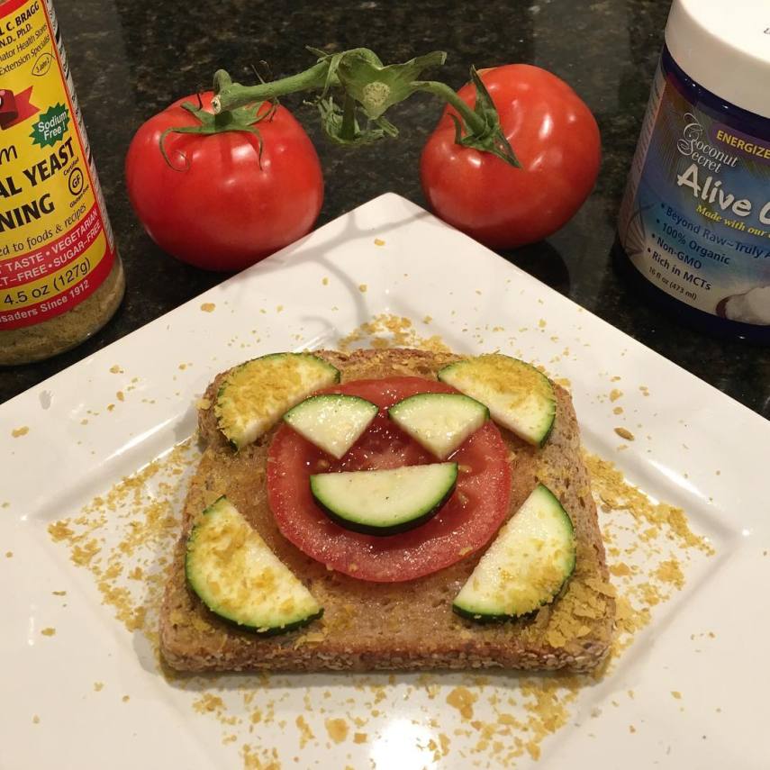 É isso mesmo. Os britânicos possuem um dia só para as torradas. O Twitter e o Instagram logo foram tomados pela hashtag #NationalToastDay mostrando as mais variadas formas de pães acompanhados por frutas, ovos, embutidos ou verduras. Embora a gente não reverencie tanto as torradas como eles, a galeria vale para abrir o apetite.