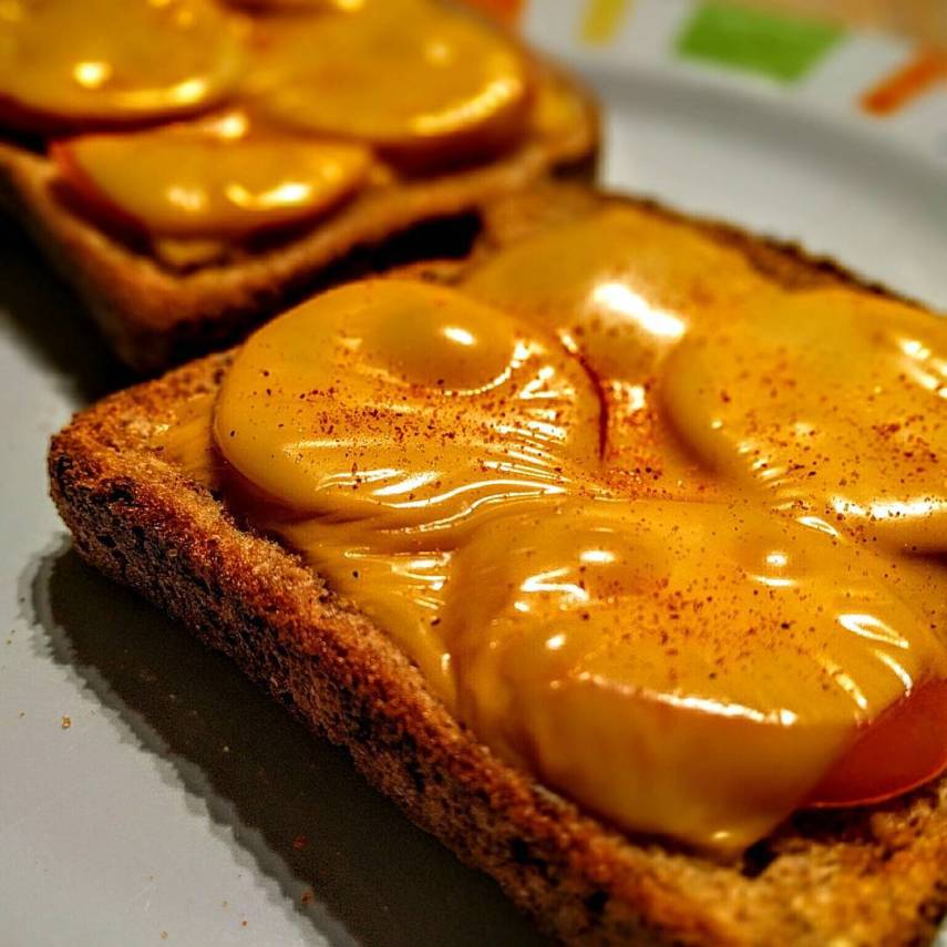 É isso mesmo. Os britânicos possuem um dia só para as torradas. O Twitter e o Instagram logo foram tomados pela hashtag #NationalToastDay mostrando as mais variadas formas de pães acompanhados por frutas, ovos, embutidos ou verduras. Embora a gente não reverencie tanto as torradas como eles, a galeria vale para abrir o apetite.