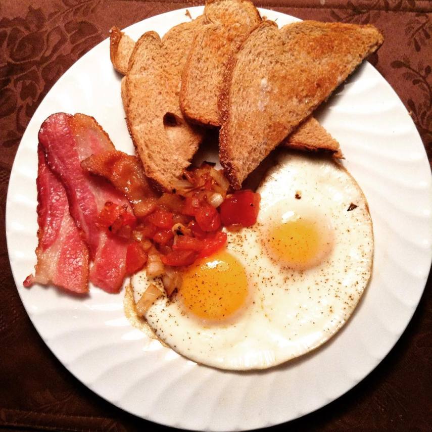 É isso mesmo. Os britânicos possuem um dia só para as torradas. O Twitter e o Instagram logo foram tomados pela hashtag #NationalToastDay mostrando as mais variadas formas de pães acompanhados por frutas, ovos, embutidos ou verduras. Embora a gente não reverencie tanto as torradas como eles, a galeria vale para abrir o apetite.