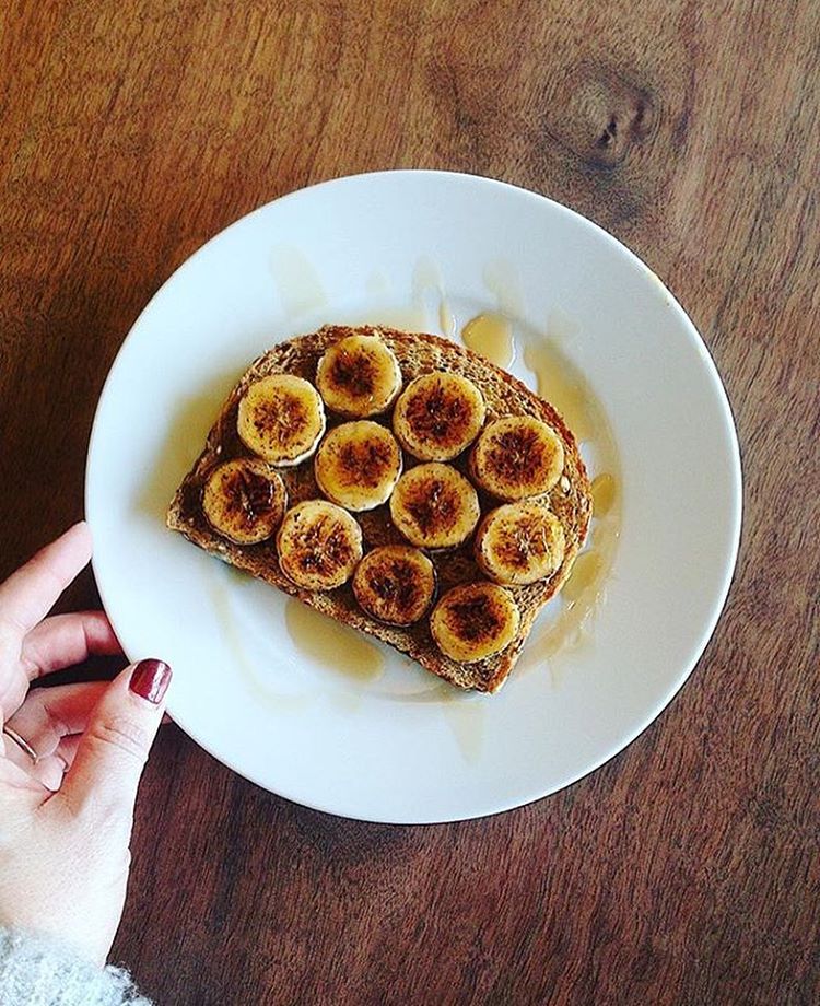 É isso mesmo. Os britânicos possuem um dia só para as torradas. O Twitter e o Instagram logo foram tomados pela hashtag #NationalToastDay mostrando as mais variadas formas de pães acompanhados por frutas, ovos, embutidos ou verduras. Embora a gente não reverencie tanto as torradas como eles, a galeria vale para abrir o apetite.