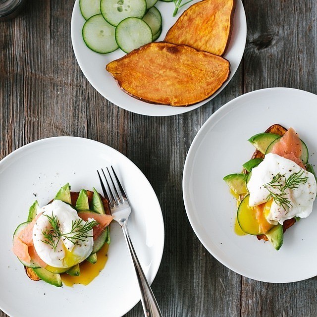 É isso mesmo. Os britânicos possuem um dia só para as torradas. O Twitter e o Instagram logo foram tomados pela hashtag #NationalToastDay mostrando as mais variadas formas de pães acompanhados por frutas, ovos, embutidos ou verduras. Embora a gente não reverencie tanto as torradas como eles, a galeria vale para abrir o apetite.