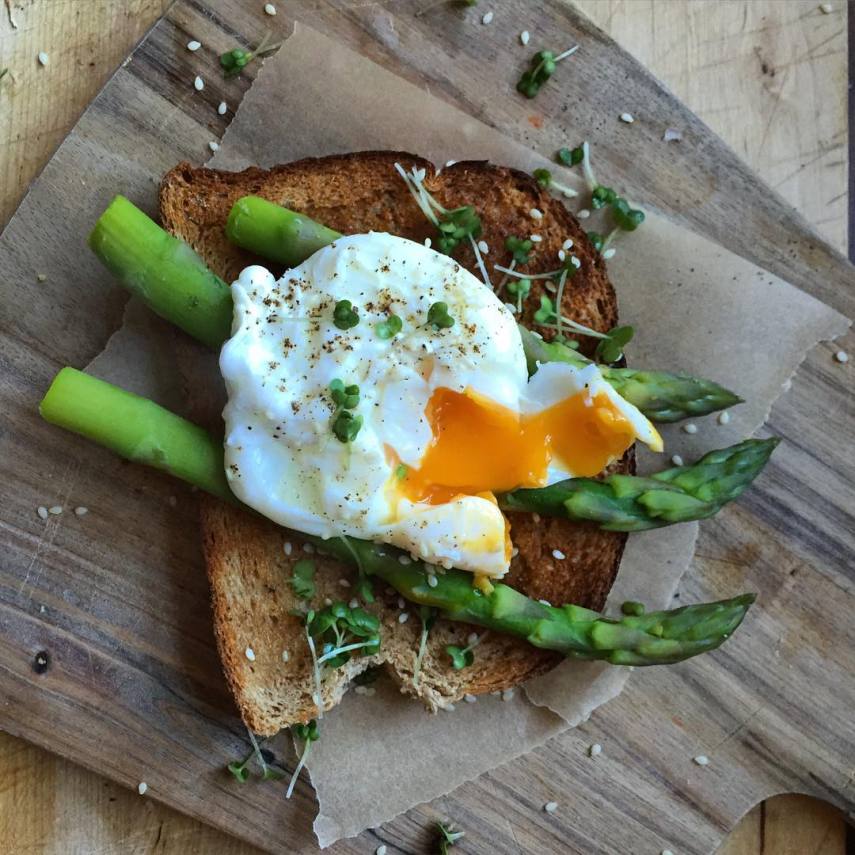 É isso mesmo. Os britânicos possuem um dia só para as torradas. O Twitter e o Instagram logo foram tomados pela hashtag #NationalToastDay mostrando as mais variadas formas de pães acompanhados por frutas, ovos, embutidos ou verduras. Embora a gente não reverencie tanto as torradas como eles, a galeria vale para abrir o apetite.