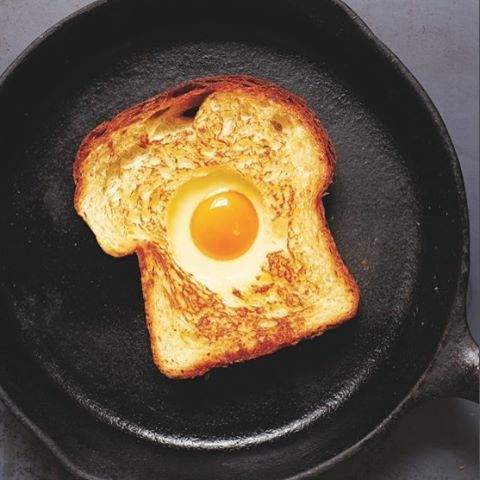 É isso mesmo. Os britânicos possuem um dia só para as torradas. O Twitter e o Instagram logo foram tomados pela hashtag #NationalToastDay mostrando as mais variadas formas de pães acompanhados por frutas, ovos, embutidos ou verduras. Embora a gente não reverencie tanto as torradas como eles, a galeria vale para abrir o apetite.