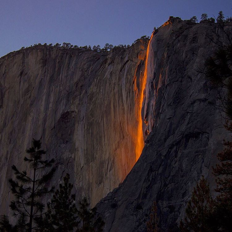 O parque de Yosemite, nos Estados Unidos, fica disputado ns últimas duas semanas de fevereiro. Isso porque as cachoeiras de Horsetail recebem dezenas de fotógrafos para registrar um fenômeno chamado Firefall. Nesta época do ano, quando o sol ao entardecer se alinha com o fluxo da correnteza, a cachoeira El Captain 