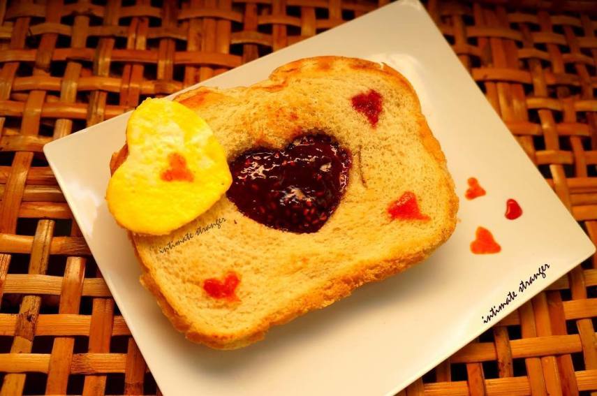 É isso mesmo. Os britânicos possuem um dia só para as torradas. O Twitter e o Instagram logo foram tomados pela hashtag #NationalToastDay mostrando as mais variadas formas de pães acompanhados por frutas, ovos, embutidos ou verduras. Embora a gente não reverencie tanto as torradas como eles, a galeria vale para abrir o apetite.