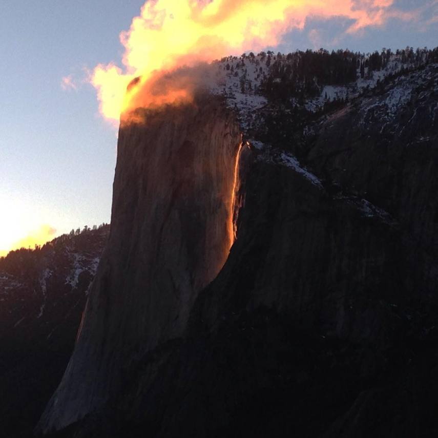 O parque de Yosemite, nos Estados Unidos, fica disputado ns últimas duas semanas de fevereiro. Isso porque as cachoeiras de Horsetail recebem dezenas de fotógrafos para registrar um fenômeno chamado Firefall. Nesta época do ano, quando o sol ao entardecer se alinha com o fluxo da correnteza, a cachoeira El Captain 