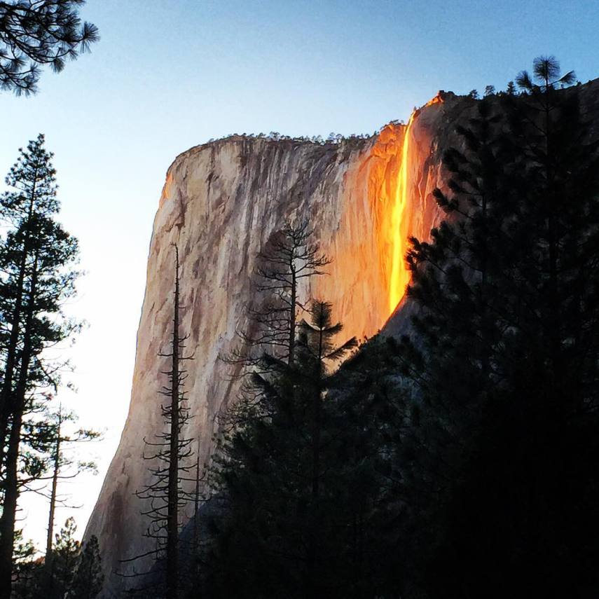 O parque de Yosemite, nos Estados Unidos, fica disputado ns últimas duas semanas de fevereiro. Isso porque as cachoeiras de Horsetail recebem dezenas de fotógrafos para registrar um fenômeno chamado Firefall. Nesta época do ano, quando o sol ao entardecer se alinha com o fluxo da correnteza, a cachoeira El Captain