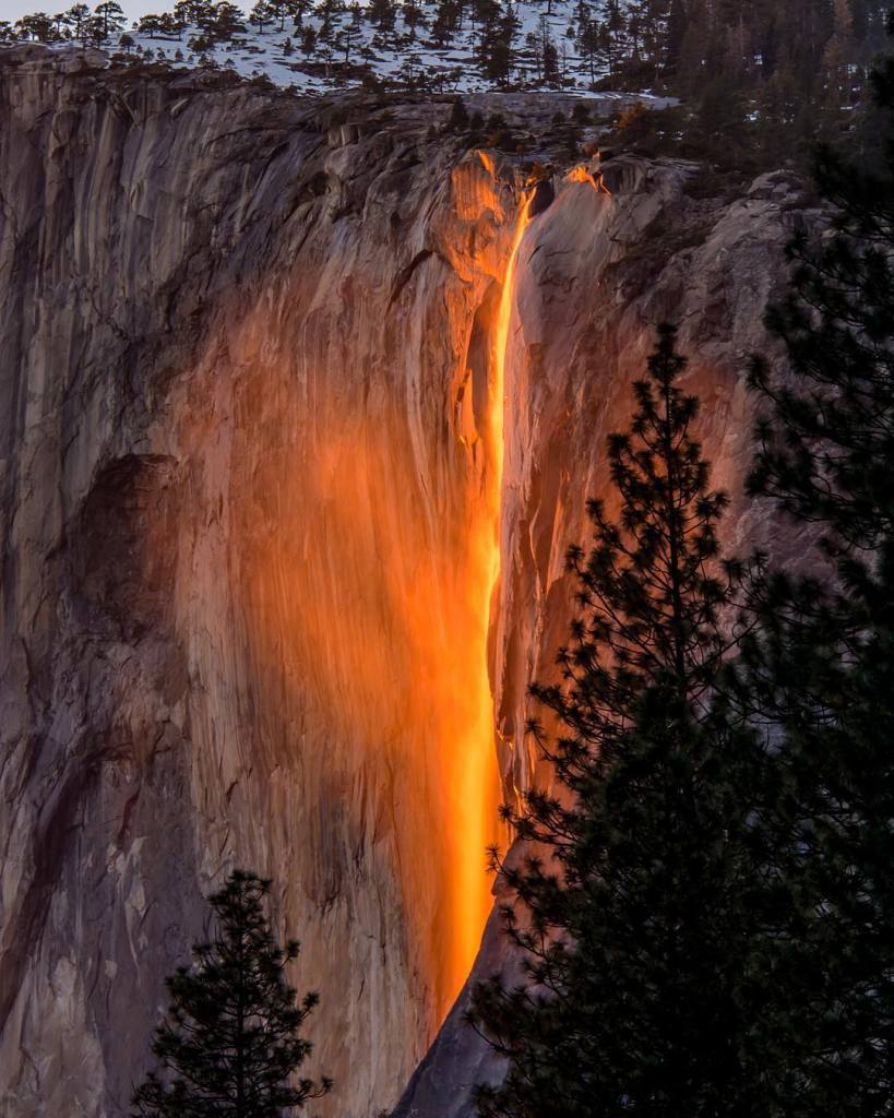 O parque de Yosemite, nos Estados Unidos, fica disputado ns últimas duas semanas de fevereiro. Isso porque as cachoeiras de Horsetail recebem dezenas de fotógrafos para registrar um fenômeno chamado Firefall. Nesta época do ano, quando o sol ao entardecer se alinha com o fluxo da correnteza, a cachoeira El Captain 