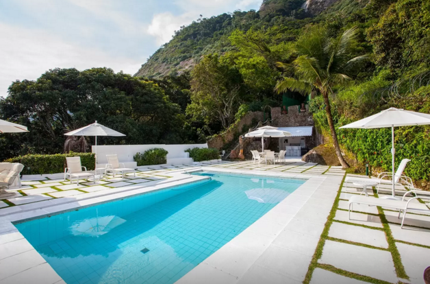 Esta mansão na Barra da Tijuca tem seis quartos, jardim, piscina e capacidade para 14 hóspedes