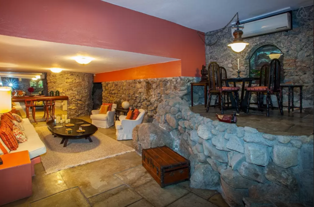 O melhor desta mansão? Este espaço que parece um porão medieval todo ornamentado com pedras e móveis rústicos