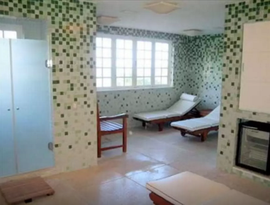 Aqui, a área de descanso e spa da mansão