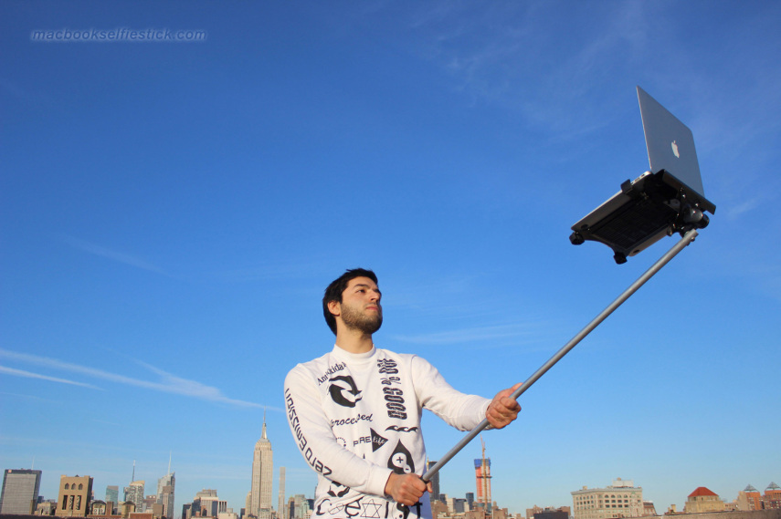 Pau de selfie com smartphone ou tablet? Passado. Moises, John Yuri e Tom Galle resolveram ir além ao montar um pau de selfie para um MacBook e montaram um site com as melhores imagens que registraram em http://macbookselfiestick.com/.  É claro que tudo não passa de uma brincadeira e o objeto não está à venda. Os três fizeram um projeto de arte para mostrar como a sociedade moderna é vaidosa e obcecada por selfies.