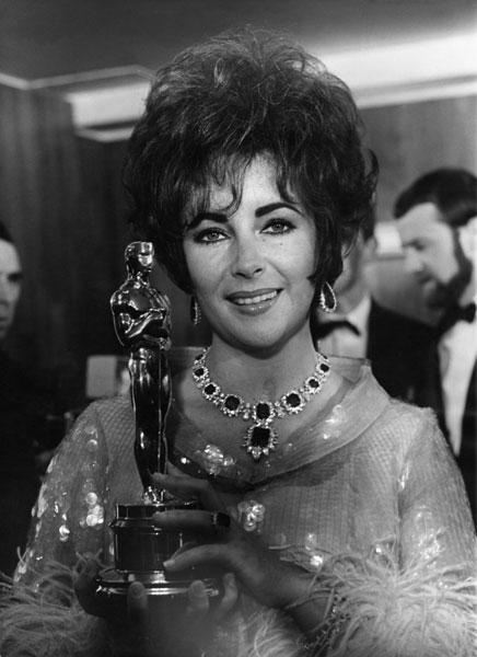 Elizabeth Taylor recebe seu segundo Oscar de Melhor Atriz. Naquele ano, pelo filme 'Quem tem medo de Virgínia Woolf?'