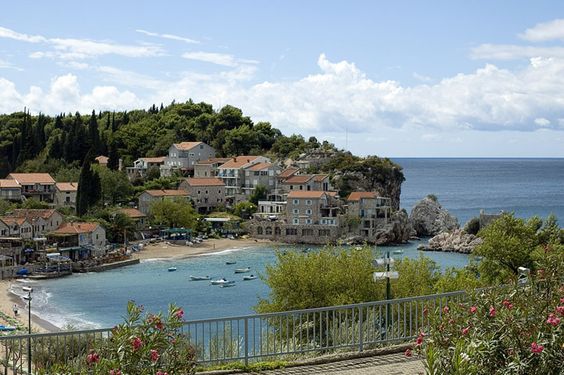 O site diz que é quase impossível eleger a praia mais bonita de Montenegro, mas Przno é visita obrigatória para ver a água cristalina, areias brancas e vegetação com oliveiras e vinhedos verdes
