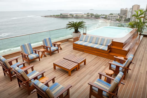 Ao lado da piscina, tem um super espaço de lazer