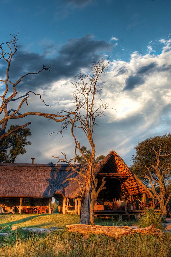 Crises políticas e econômicas deixaram este país no sul do continente africano fora da rota turística, mas há alguns anos, a diversidade culturas e de vida selvagem têm chamado a atenção. Ironicamente, a falta de estrutura do país por tantas décadas manteve a paisagem quase intocada e longe da concentração de visitantes